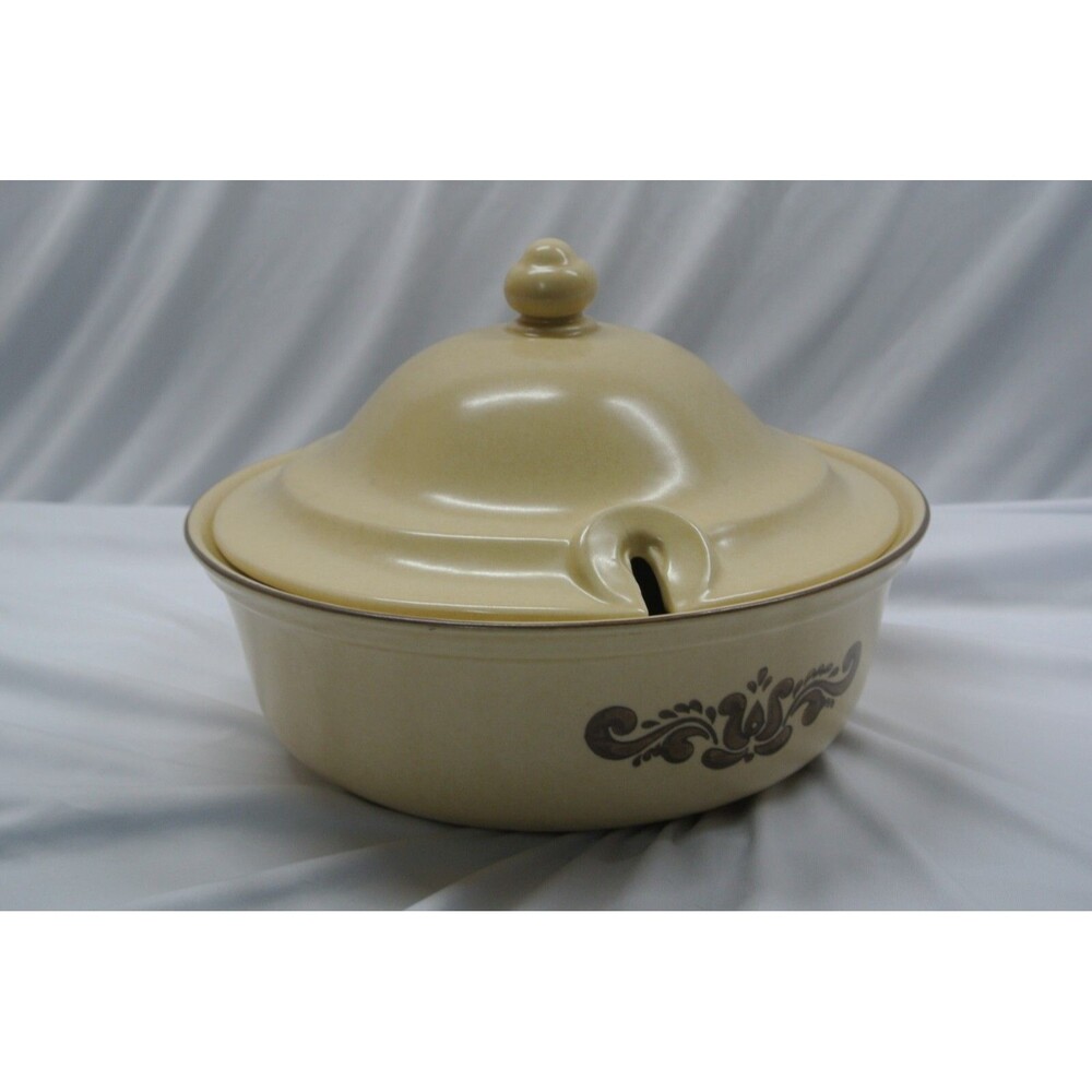 Vintage Pfaltzgraff Village 3QT Covered Casserole # 320 Village U.S.A.